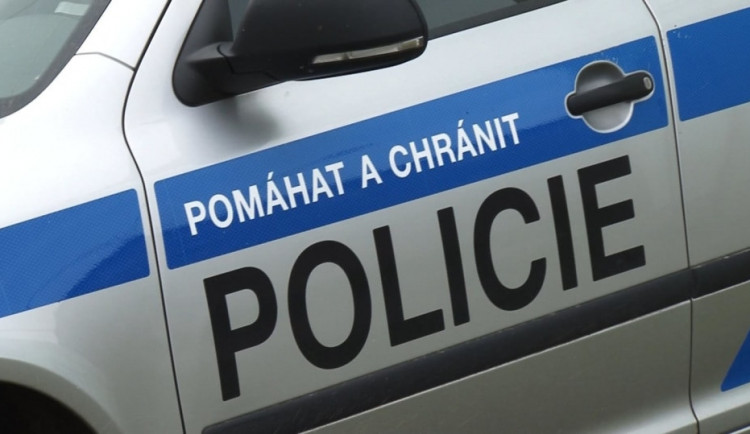 Řidič při couvání v centru Liberce srazil ženu, po střetu ujel. Policie žádá svědky o pomoc