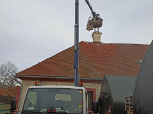 Čapí hnízdo váží až tunu. Jihočeská zoo ho zmenšila před příletem páru