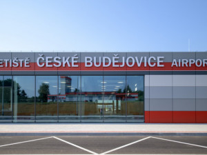Ukrajince dovezou na Letiště České Budějovice autobusy. U nádraží je sklad materiální pomoci