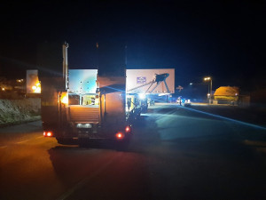 VIDEO: Jihočeským krajem projel nadměrný náklad. Měřil 23 metrů