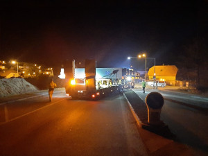 VIDEO: Jihočeským krajem projel nadměrný náklad. Měřil 23 metrů