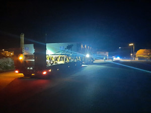 VIDEO: Jihočeským krajem projel nadměrný náklad. Měřil 23 metrů