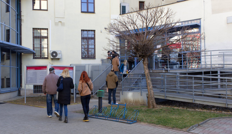 Lidé stojí před magistrátem v Brně několikahodinové fronty na pas