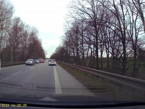 Konflikt dvou řidičů skončil napadením seniora. Policie hledá svědky