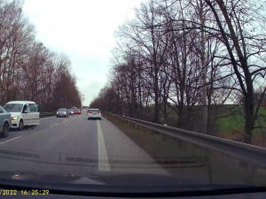 Konflikt dvou řidičů skončil napadením seniora. Policie hledá svědky