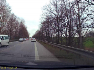 Konflikt dvou řidičů skončil napadením seniora. Policie hledá svědky