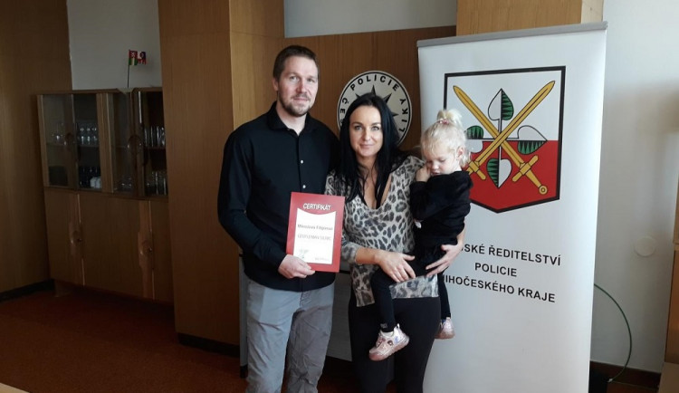 Cestou na nákup zachránil život. Zraněného muže vytáhl z auta a zahájil resuscitaci