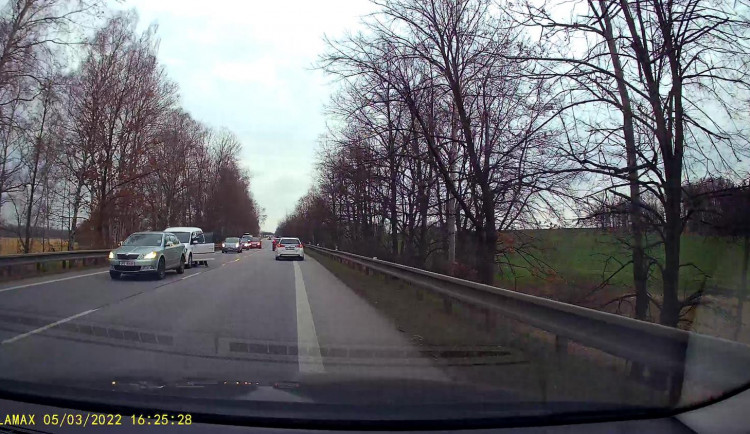 Konflikt dvou řidičů skončil napadením seniora. Policie hledá svědky