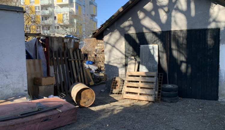 Třiatřicetiletý muž brutálně zavraždil ženu. Hrozí mu až 18 let vězení