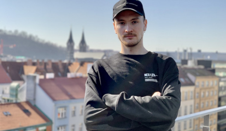 Existují i normální Rusové, člověk musí být dobrým příkladem, říká Kirill, který v Česku žije deset let