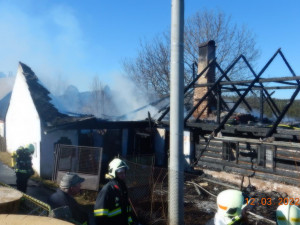 Škodu za pět milionů napáchal požár roubenky na Prachaticku