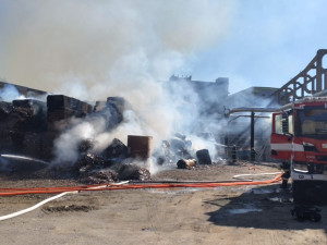Ve Větřní vypukl požár v areálu papíren. Hašení ztížil silný vítr