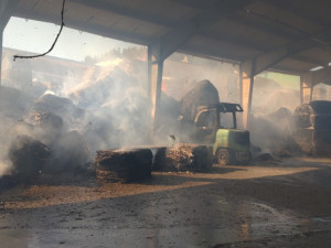 Ve Větřní vypukl požár v areálu papíren. Hašení ztížil silný vítr