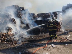 Ve Větřní vypukl požár v areálu papíren. Hašení ztížil silný vítr