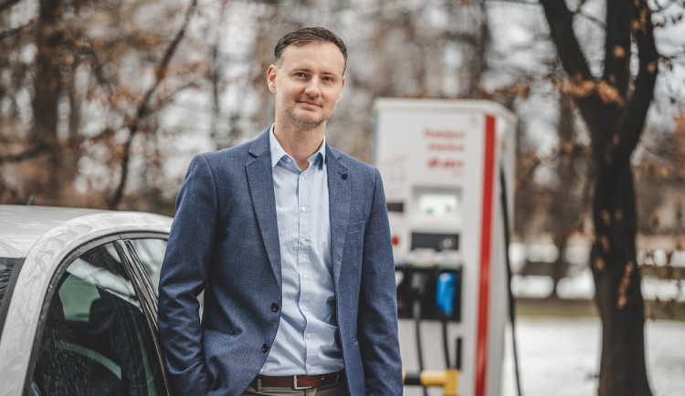Nové stanice nabídnou rychlé dobíjení i kvalitní trávení času. Těch menších letos E.ON postaví desítky, říká Martin Klíma