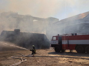 VIDEO: Hasiči bojovali s požárem v areálu papíren ve Větřní