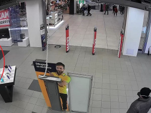 Poznáte muže na fotografii? Z obchodu s elektronikou zmizely telefony za více než 100 tisíc korun