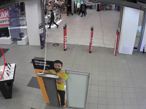 Poznáte muže na fotografii? Z obchodu s elektronikou zmizely telefony za více než 100 tisíc korun