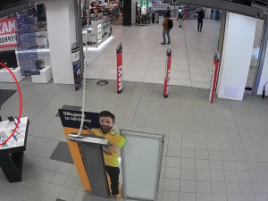Poznáte muže na fotografii? Z obchodu s elektronikou zmizely telefony za více než 100 tisíc korun