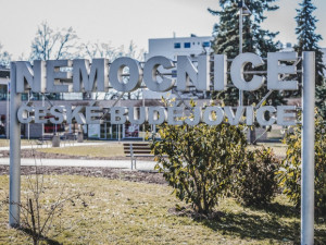 Českobudějovická nemocnice ruší díky příznivé epidemické situaci zákaz návštěv