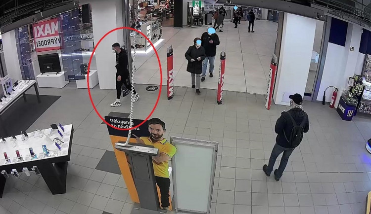 Poznáte muže na fotografii? Z obchodu s elektronikou zmizely telefony za více než 100 tisíc korun