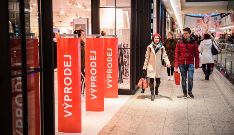 Respirátory jsou od dnešního dne povinné už jen v dopravě, zdravotnictví a sociálních službách