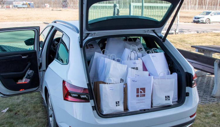 Zubní pasty, hřebeny, mýdla. Na VŠTE připravili hygienické balíčky pro 80 ukrajinských žen a dětí