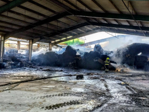 Požár papíren ve Větřní zaměstnával hasiče ještě dnes. Použít museli speciální techniku