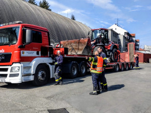 Požár papíren ve Větřní zaměstnával hasiče ještě dnes. Použít museli speciální techniku