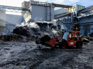 Požár papíren ve Větřní zaměstnával hasiče ještě dnes. Použít museli speciální techniku