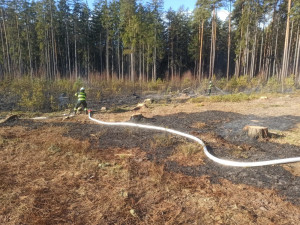 Požár papíren ve Větřní zaměstnával hasiče ještě dnes. Použít museli speciální techniku