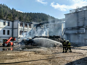 Požár papíren ve Větřní zaměstnával hasiče ještě dnes. Použít museli speciální techniku