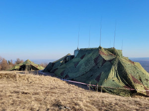 Vojáci si procvičili i maskování techniky.