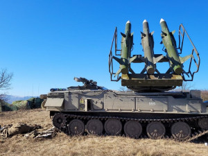 Nepřátelské vzdušné cíle jsou ničeny pomocí raket.