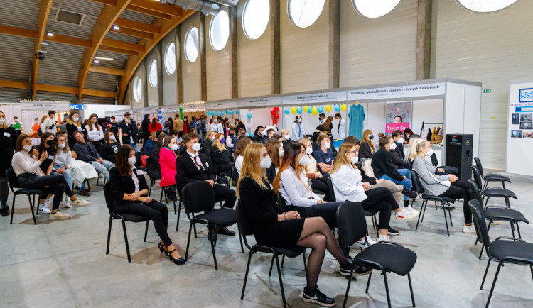 Střední škola obchodní spolupracuje již se dvěma fakultami Jihočeské univerzity