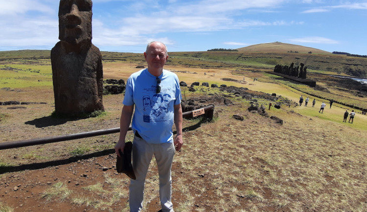 Chodící socha Moai bude lákat turisty na vodňanské náměstí