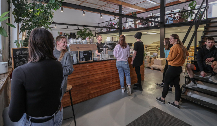 Jsme kávoví holisti. Důležitá je pro nás pří výběru hlavě chuť, říkají majitelé qb coffee roasters