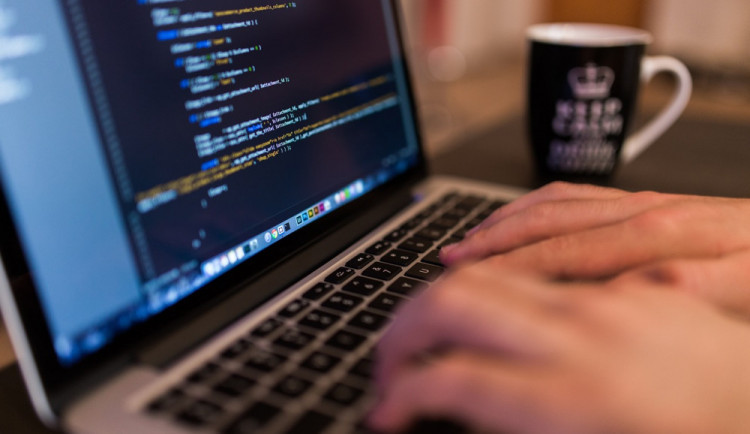 Žena si myslela, že investuje do kryptoměn. Přišla o víc než 400 tisíc