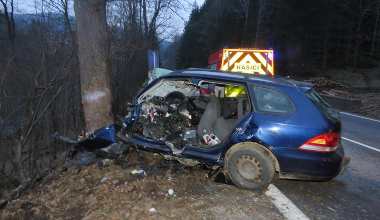 Další tragická nehoda na jihu Čech. Řidič nepřežil náraz do stromu