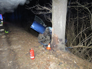 Další tragická nehoda na jihu Čech. Řidič nepřežil náraz do stromu