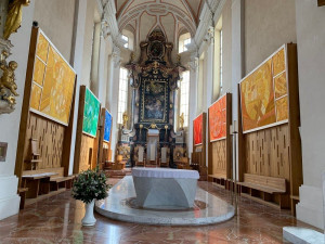 Presbytář českobudějovické katedrály má šest nových tapisérií
