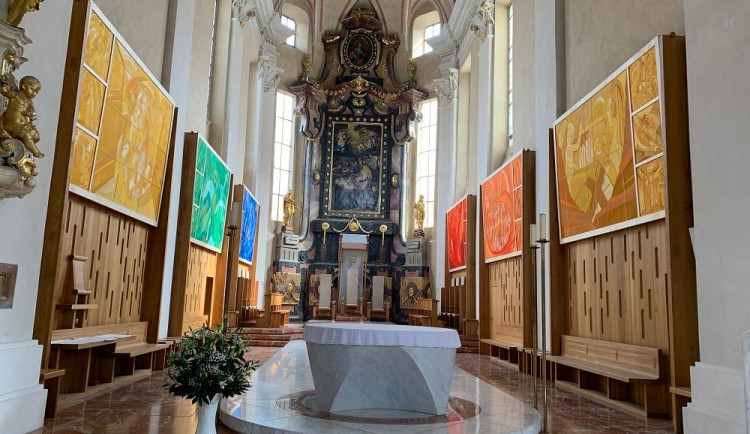 Presbytář českobudějovické katedrály má šest nových tapisérií