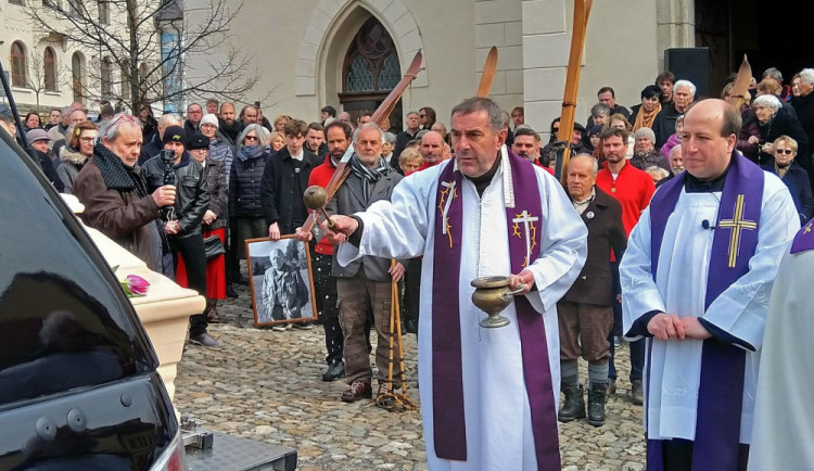 Stovky lidí vyprovodily na poslední cestu Emila Kintzla, navždy zůstane šumavskou legendou
