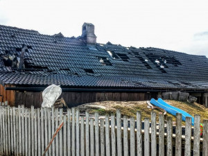 Dřevěné podkroví chalupy zachvátil požár. Škoda přesáhla tři miliony korun