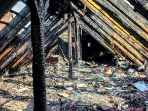 Dřevěné podkroví chalupy zachvátil požár. Škoda přesáhla tři miliony korun
