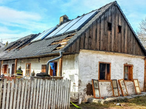 Dřevěné podkroví chalupy zachvátil požár. Škoda přesáhla tři miliony korun