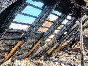 Dřevěné podkroví chalupy zachvátil požár. Škoda přesáhla tři miliony korun