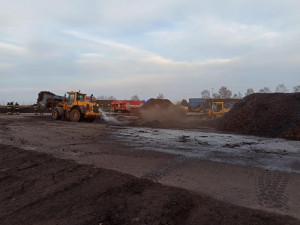 Hasiči od neděle zasahují u požáru rašeliniště v Žáru na Českobudějovicku