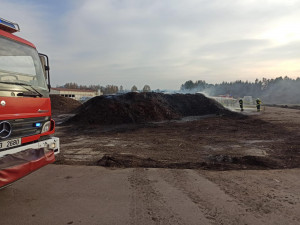 Hasiči od neděle zasahují u požáru rašeliniště v Žáru na Českobudějovicku