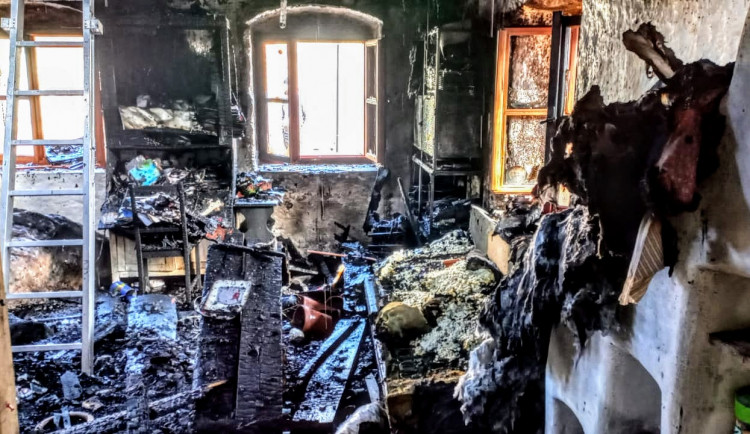 Dřevěné podkroví chalupy zachvátil požár. Škoda přesáhla tři miliony korun